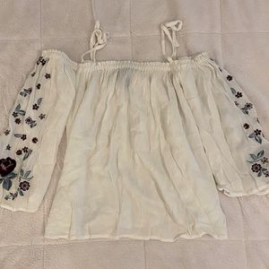 Embroidered Off the shoulder blouse!!🌸🌸